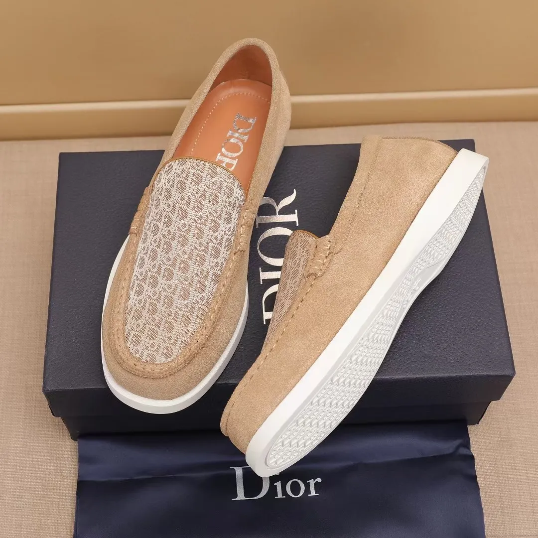 Men's Men's Shoes 💰400 [New Style] 🏍️🏍️Dior - This Dior Granville loafer is a casual dress shoe. Crafted from luxuriously soft beige suede, it features a beige Oblique print panel on the upper. The lightweight cream-white rubber sole is more sophisticated. The Dior Oblique pattern is engraved on the outsole to enhance the style, and the Dior logo is engraved on the back side. Adds elegance to any casual look.